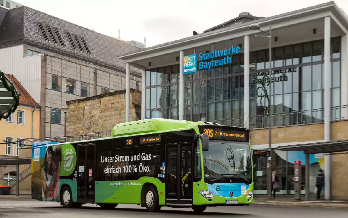 bt_tagblatt's tweet photo. Schon gewusst? Wer nachts mit dem Bayreuther #Stadtbus fährt, kann auf Wunsch auch zwischen den Haltestellen aussteigen!
https://t.co/CO8WCz2FdK https://t.co/rIfT62GBKn