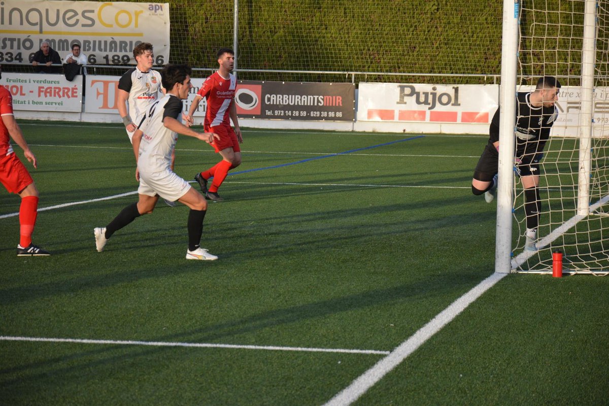 FC_BorgesBl's tweet photo. ⚪️⚫️| 

✅📸 La radiografia del gol de Joel Casals que obria el marcador el passat cap de setmana. 

Força Borges! 

#laforçadelnostrepoble #SomCFBorges #1cat2 #FutbolCat https://t.co/ilnf4mzlr3