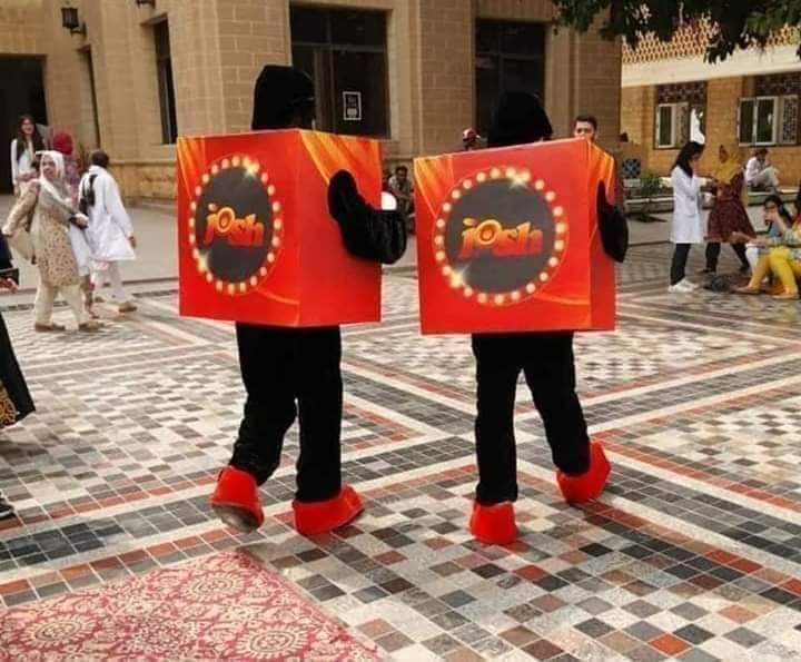 SabeeKazmi786's tweet photo. اب امجھ آی القادر یونیورسٹی بری کیوں لگتی ہے

یہ ڈاو میڈیکل کالج کراچی ہے جہاں کالج میں کنڈوم بنانے والی ایک کمپنی نے اسٹال لگایا ہے اور کنڈوم کے کاسٹیوم پہن کر کنڈوم کی تشہیر  ہو رہی ہے اور اسٹال سے مفت میں طلبہ و طالبات میں کنڈمز تقسیم ہو رہے ہیں،اس پورے ایونٹ کو اٹینڈ کرنا انتظامیہ نے طلبہ پر لازمی قرار دیا ہے.