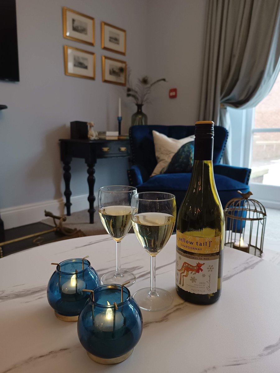 eriviat_hall's tweet photo. We have just 1 wk,end open this coming December, the 15th- 17th Dec. at our elegant West Wing apartment!
3 bedrooms, all ensuite,large kitchen & spacious lounge, 2 private gardens + state of the art #hottub! Sleeps up to 6 ppl. #UKwinterbreak + luxury #festive hamper on arrival! https://t.co/6HZ3nQYW4J