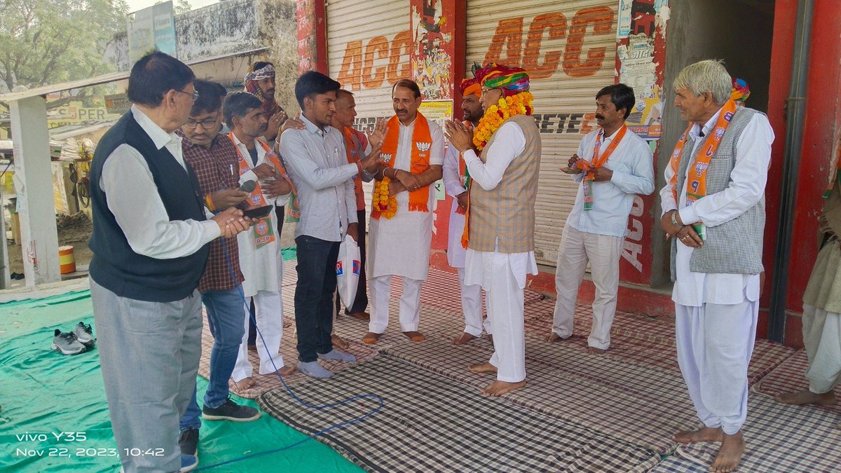 आभार : नाथड़ी 
लक्ष्य अटल संकल्प प्रबल 

निवाई पीपलू में खिलेगा कमल! 

आज जनसंपर्क के दौरान विधानसभा में स्थानीय नागरिक बंधुओ, और युवाओं से शिष्टाचार भेंट हुई ।

आप सभी के आशीर्वाद से निवाई पीपलू में कमल खिलने को तैयार है। 
इसी तरह अपना समर्थन बनाये रखे