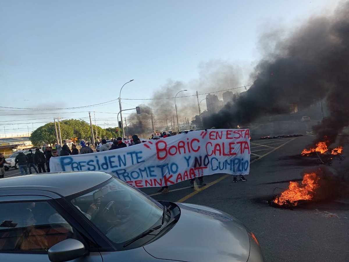 portalesfm's tweet photo. AMPLIACIÓN barricadas en Valparaíso,  CAOS total en ambas direcciones  tanto Viña del mar y Valparaíso,   tratar de tomar vías alternativas https://t.co/up40ZojzRO 89.5fm 840am https://t.co/wvs99ntduR