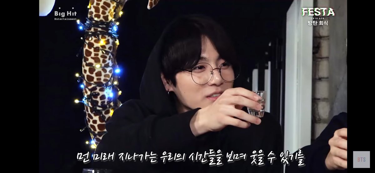 min7906's tweet photo. 퇴근 무렵 위버스 글을 보고 바로 떠올린건 예전 회식 장면. 입덕하고 얼마 안됐을 때 20대 초반인데도 어쩜 저런 말을 할 수 있을까 감탄했었는데 오늘 글도 딱 그 느낌. 담담하지만 진심이 흘러 넘치게 담긴 묵직한...그래서 더 멋있네. 그리고 1년6개월 뒤에는 더 멋있게 돌아올거라 확신함💜 https://t.co/lfwaioP3uN