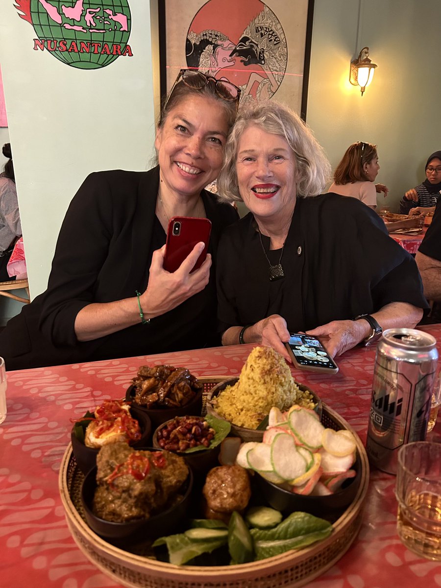 ChantalTV's tweet image. Here we are, your former #periscope streamers 👯‍♀️
@ChantalTV and @Louisepoppy