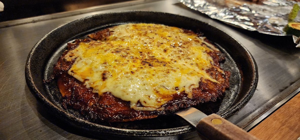 elcat1963's tweet image. 今日はここ。
『泉州かしみん焼き はこ 北新地店』

かしみん焼きとは薄く伸ばした生地の上に具材を乗せて焼き上げたもの。
その他、ロースステーキ・エスプレッソ焼きそばなど、豊富な逸品が揃う店。

#北新地
#はこ
#泉州かしみん焼き