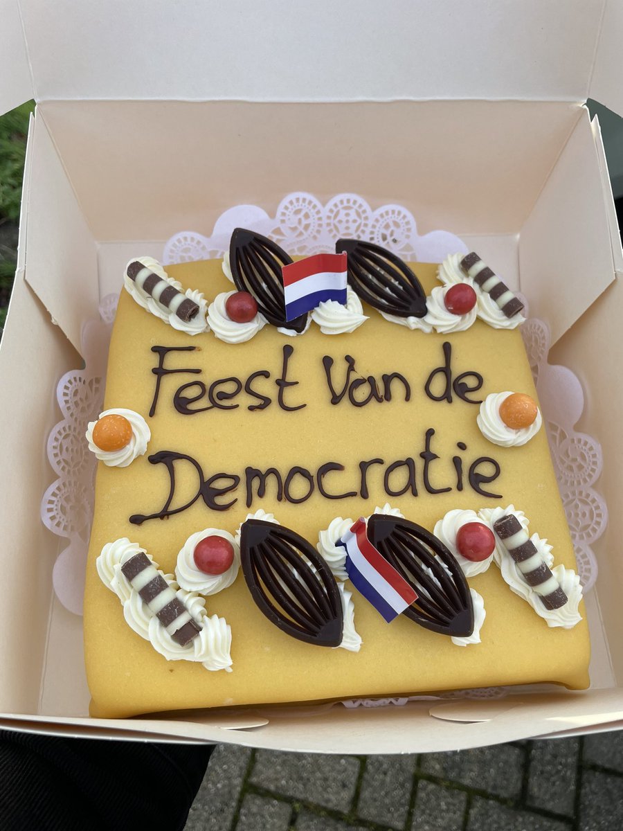 Taart op verkiezingsdag, traditie van mijn vader die we
met overtuiging in ere houden!