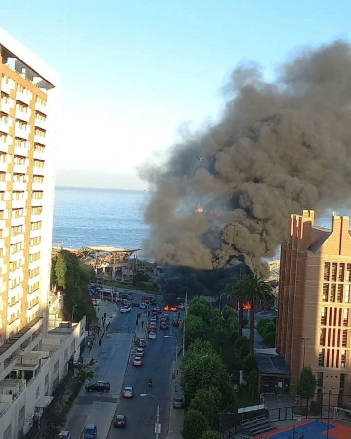 RPunto_Hits's tweet photo. 🔴 RpuntoHits 
⭕#Valparaíso: AHORA| Pescadores interrumpen el tránsito en Av.España altura Caleta Portales. Barricadas en el lugar.

Debido al incumplimiento de compromisos de la Subsecretaría de Pesca y la Gobernación Regional https://t.co/wwhTi45bqR