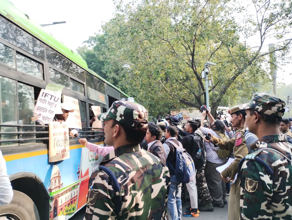 anildubey64's tweet photo. दुनिया की सबसे बड़ी डेमोक्रेसी में फिलिस्तीन का समर्थन भी अपराध? 
गज़ा में नरसंहार रोकने की मांग को लेकर दिल्ली के जंतर मंतर पर 22 जनवर�� 2022 बुधवार को इफ्टू के नेतृत्व में पीएमएस आदि नागरिक संगठनों ने जंतर मंतर पर विरोध प्रदर्शन किया, लेकिन उन्हें गिरफ्तार कर लिया गया। https://t.co/2TzehMv1Mp
