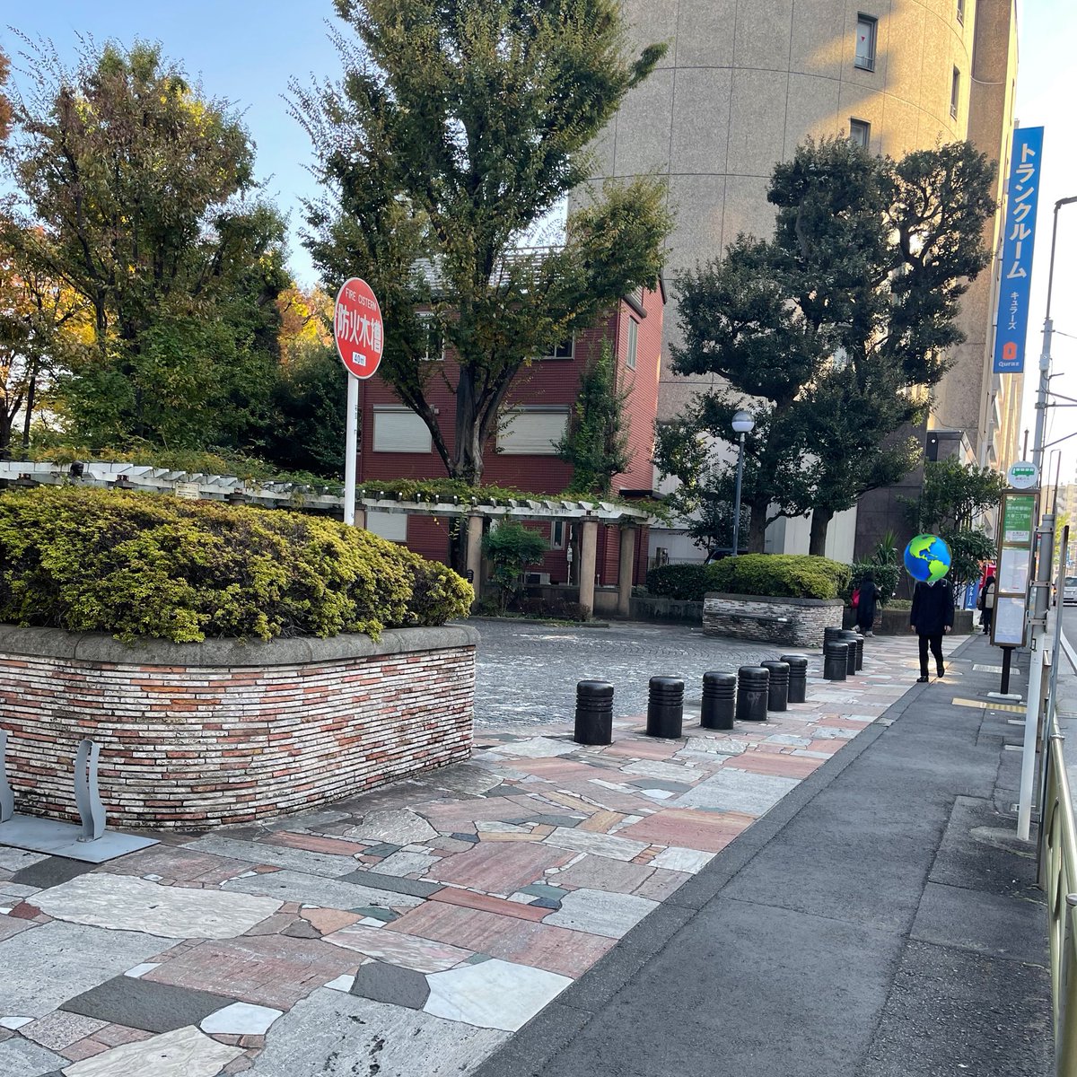 今日は久しぶりに徒歩で編集部へ。 道中にある文京区立大塚公園は、『リアルアカウント』最終話で、ユウマたちが待ち合わせをしていた場所のモデルなんです。