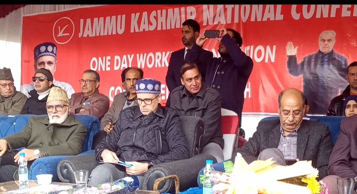 KNSKashmir's tweet image. #Beerwah ●

Omar Abdullah speaking with reporters in Beerwah over issues ranging from power crisis, assembly elections, regional parties and government jobs in Jammu and Kashmir.

@JKNC_ @OmarAbdullah @AliMSagar_ @nasirsogami
@tanvirsadiq @ImranNDar 
#KNS Correspondent Ajaz Bhat