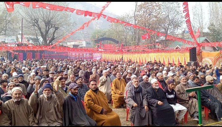 KNSKashmir's tweet image. #Beerwah ●

Omar Abdullah speaking with reporters in Beerwah over issues ranging from power crisis, assembly elections, regional parties and government jobs in Jammu and Kashmir.

@JKNC_ @OmarAbdullah @AliMSagar_ @nasirsogami
@tanvirsadiq @ImranNDar 
#KNS Correspondent Ajaz Bhat