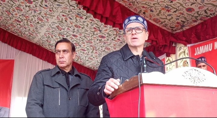 KNSKashmir's tweet image. #Beerwah ●

Omar Abdullah speaking with reporters in Beerwah over issues ranging from power crisis, assembly elections, regional parties and government jobs in Jammu and Kashmir.

@JKNC_ @OmarAbdullah @AliMSagar_ @nasirsogami
@tanvirsadiq @ImranNDar 
#KNS Correspondent Ajaz Bhat