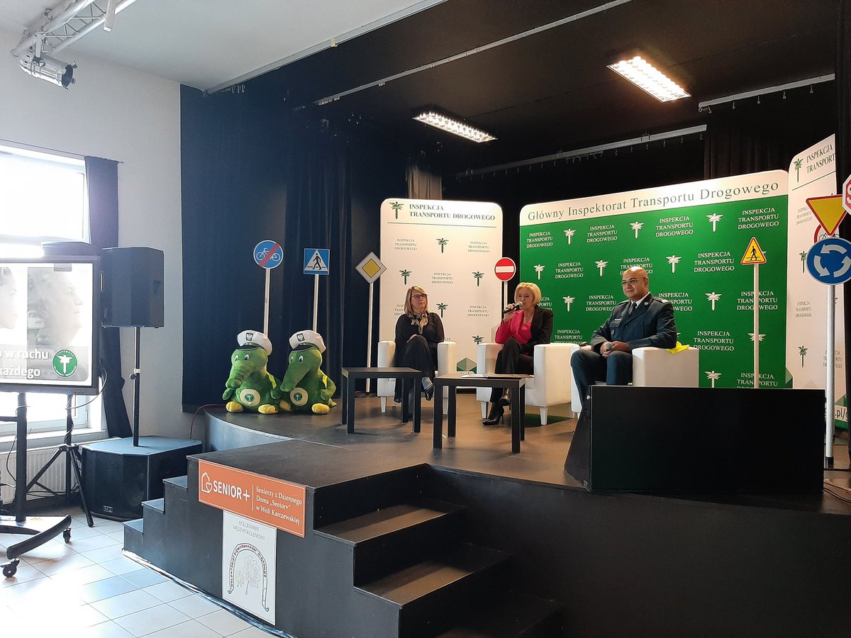 ITD_gov's tweet photo. O bezpieczeństwie seniorów 👵🧓 w ruchu drogowym 🚗  🚴  🚶 mówią dziś na lekcji #brd „Bezpieczeństwo w ruchu drogowym dla każdego” w Dziennym Domu #SeniorPlus w #WolaKarczewska Pierwsza Dama @prezydentpl Agata Kornhauser-Duda i Główny Inspektor @ITD_gov @AlvinGajadhur. https://t.co/zDv5ZhMrSI