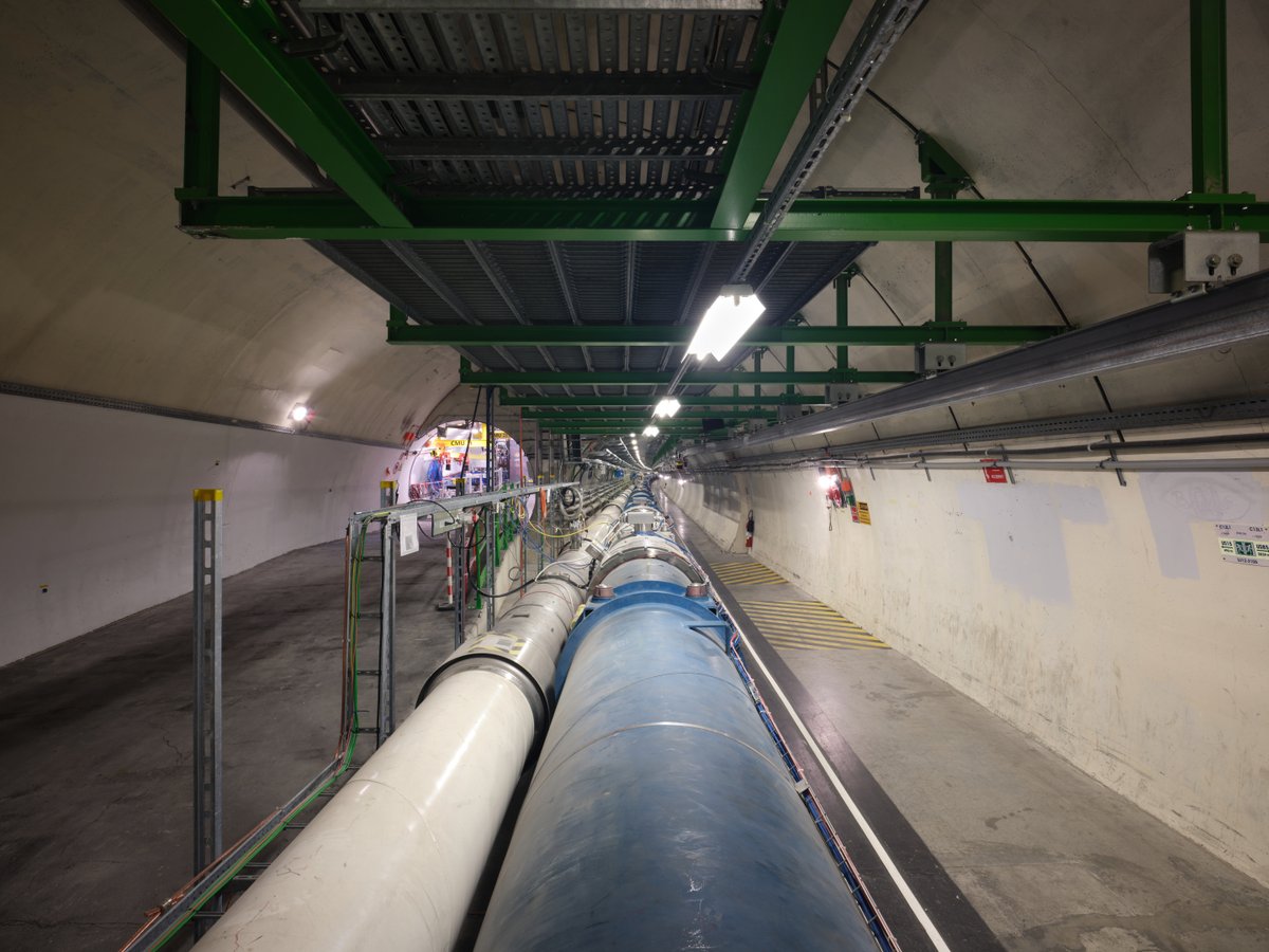 A walk in the #LHC tunnel 🧲 Today’s #PhotoOfTheWeek shows different points of view in the Large Hadron Collider (LHC) tunnel. #CERN is the home of the LHC, the world’s largest particle accelerator, which consists of a 27-kilometre ring of superconducting magnets. These…