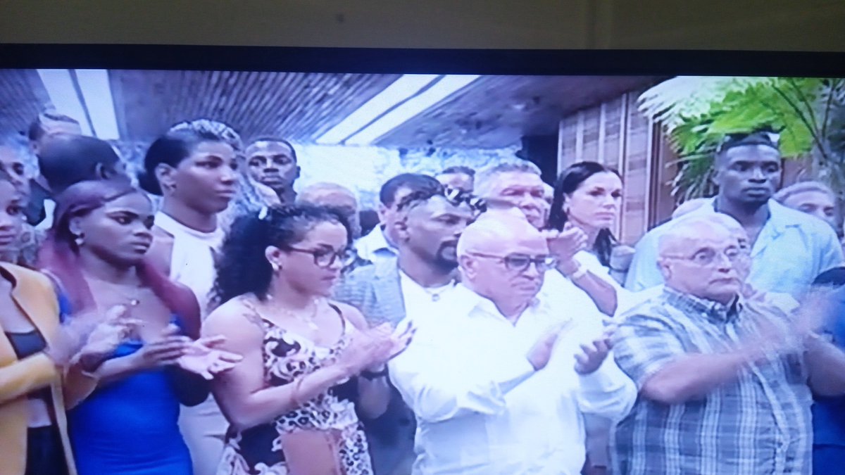 BelkysLazara's tweet photo. Esto solo es posible en #Cuba. El Presidente se reúne con atletas y medallistas de los juegos Panamericanos realizados en #SantiagodeChile. Ya se piensa en el nuevo ciclo olímpico #UnidosXCuba #CubaMined @btan0987 @CubaMined @PartidoPCC @EvelioHerreraP1 @CurbeloNiurka https://t.co/I2mqBMEeHg