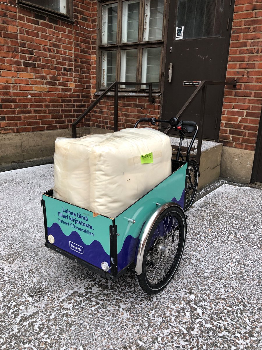 timohoo's tweet photo. Tuli testattua Vallilan kirjaston #laatikkopyörä. Hauska pyörä, joka tuntuu saavan hymyn vastaantulijoiden kasvoille, ajoi kuormattuna tai ei. Jatkoon! ☺️ #helsinki #pyöräily https://t.co/cCEoB6s7X6
