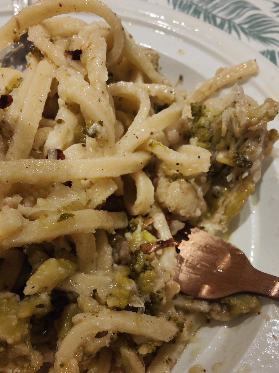 Antetempo's tweet photo. Con l'avanzo dei broccoli di ieri, rinforzo di limone, burro, aglio, pepe, noci sgretolate, spolverata di pecorino, peperoncino a sentimento.
#stovolando https://t.co/NtUYS2Pw9d