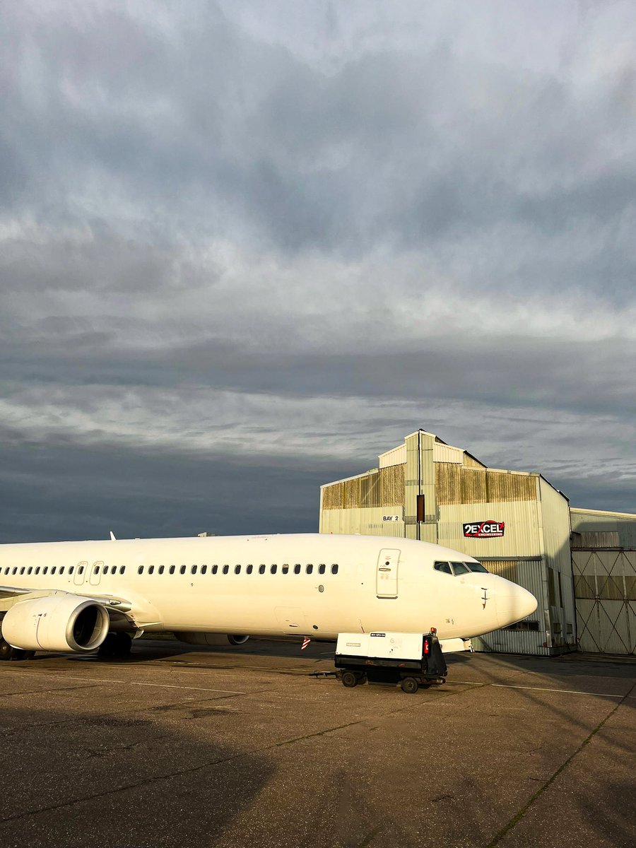 2ExcelEng's tweet image. Lovely light at Lasham this morning, with a ray of sun sneaking through the clouds ✈️⛅

#aviationengineering #aviationmaintenance #MRO