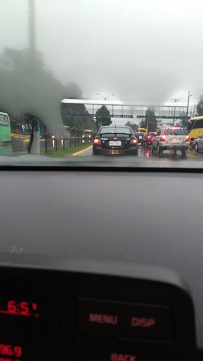 kartiedas's tweet photo. @AMT_Quito @pabelml tráfico en la Autopista General Rumiñahui porque no está abierto el contraflujo.  Los señores agentes son los únicos que no trabajan cuando llueve. La vía del contraflujo vacía. Señores son un desastre. https://t.co/yTjqo944LD