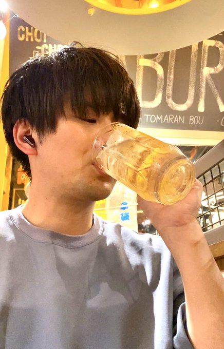 いやいや、、、ガブリチキンって美味くね！？ 安いしハマりそうだわ🍺🍺  ちなみに1人飲みの時は深夜ラジオを聴きながら飲むのが好きです！ https://t.co/0aPmp4WitY