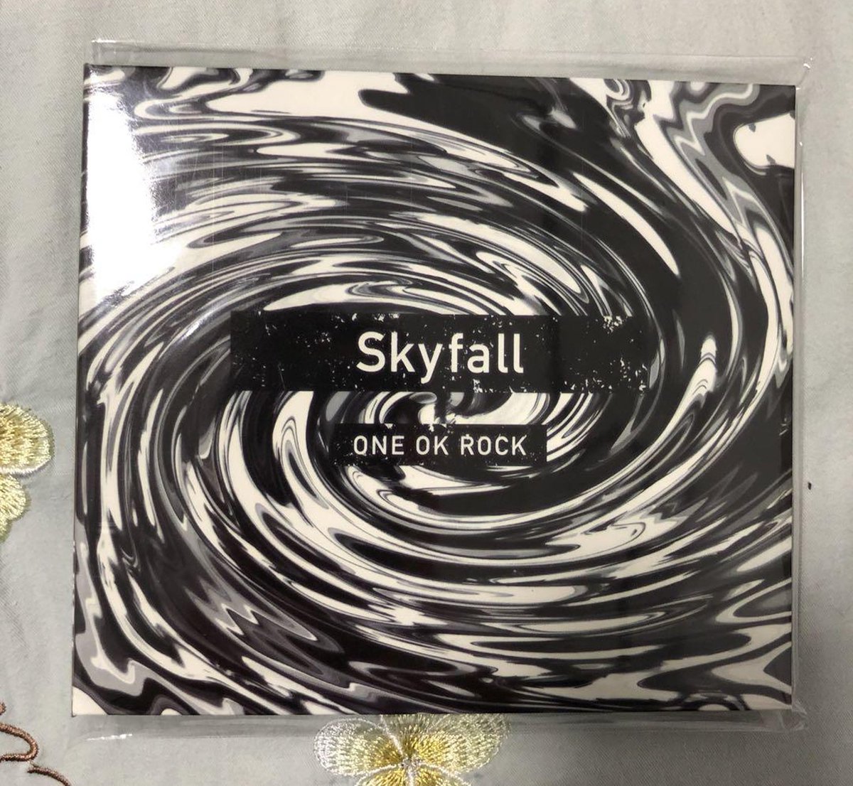 偽物注意！【正規品】ONE OK ROCK skyfall ワンオク 偽物注意！【新品未開封】ONE OK ROCK skyfall ワンオク - メルカリ