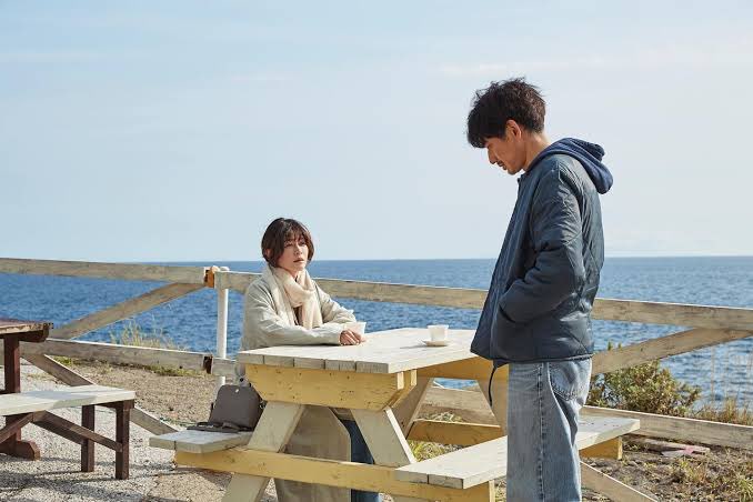 #アンダーカレント
好きだ。芳醇な日常の地続き、静謐さの底流でずっと何かが粒立っている。その不可解に寄り添えど人は、きっと辿り着けない。「さよなら渓谷」といい真木よう子は演じた人物を観た者の奥まりに置き去りにしていく。時々、あの眼差しが体内の何処かで不意に疼く。確かに、生きている。