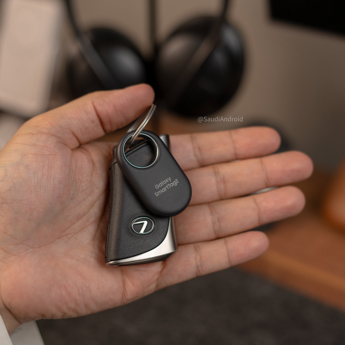 SaudiAndroid's tweet image. قطعة التتبع Galaxy SmartTag 2 

تصميم مميز تعلقها مع المفاتيح السيارة القط الشنطة وماتفقد أغراضك.

مقاومة الماء IP67
بلوتوث و UWB
عرض البوصلة+رنين
بطارية 500 يوم و 700 يوم مع وضع توفير الطاقة
تعمل مع أجهزة جالكسي فقط
سعرها 129 ريال⚪️⚫️

samsung.com/sa/mobile-acce…

#GalaxySmartTag2