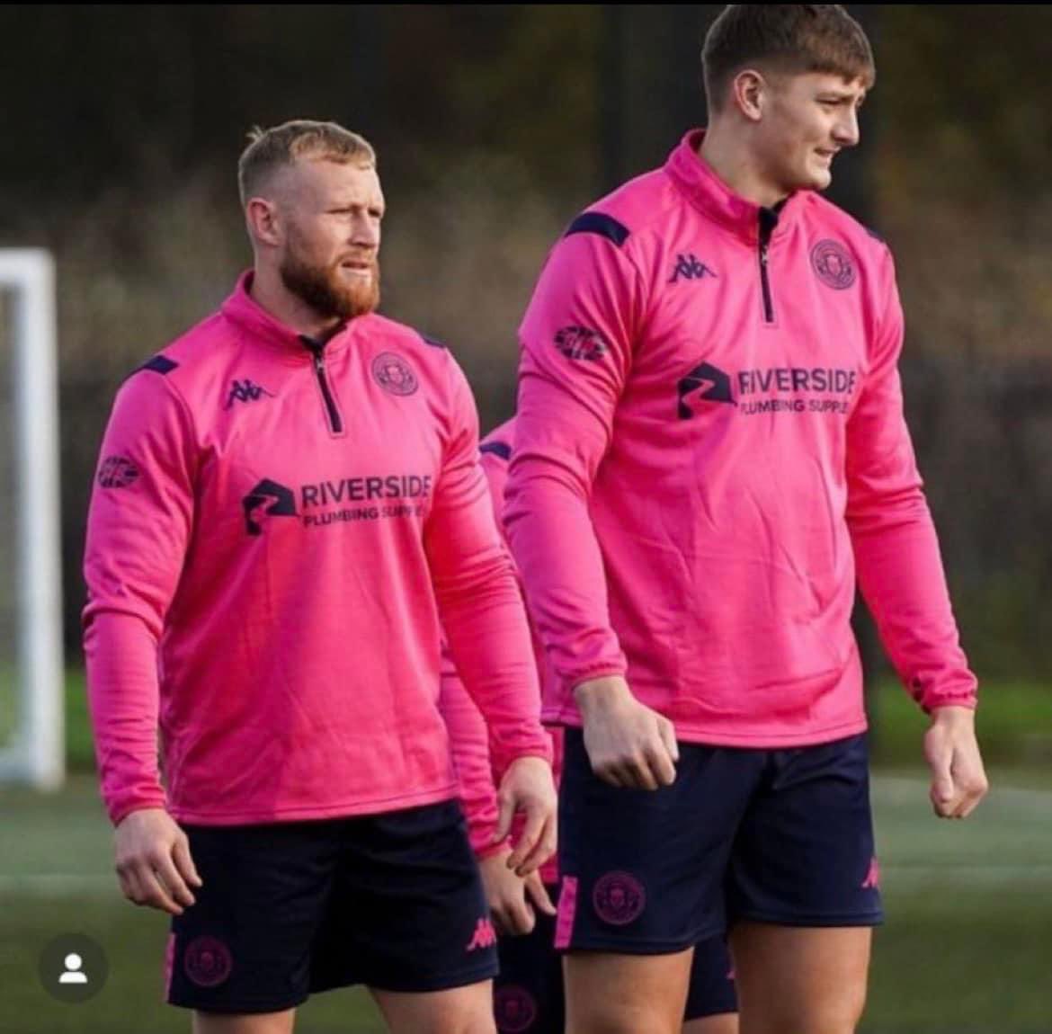 How far away is he ? <a href="/WiganWarriorsRL/">Wigan Warriors 🍒⚪️</a>  😂