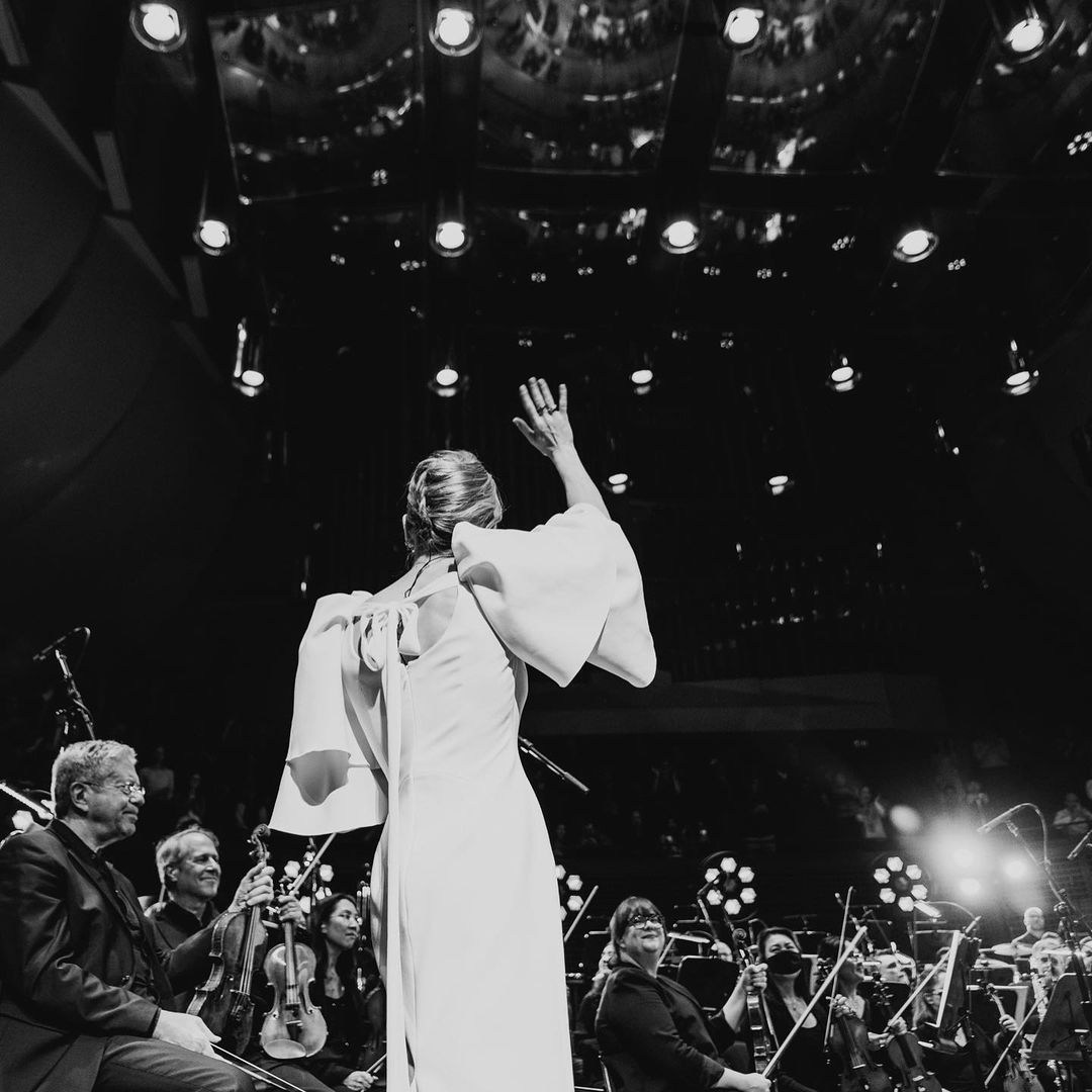 elliegoulding's tweet photo. I think this has to be one of my favourite career snapshots of all time. Davies Symphony Hall!
The San Francisco Symphony Conducted by Derrick Skye 🤍🤍🤍 https://t.co/gZWcTsY2pC