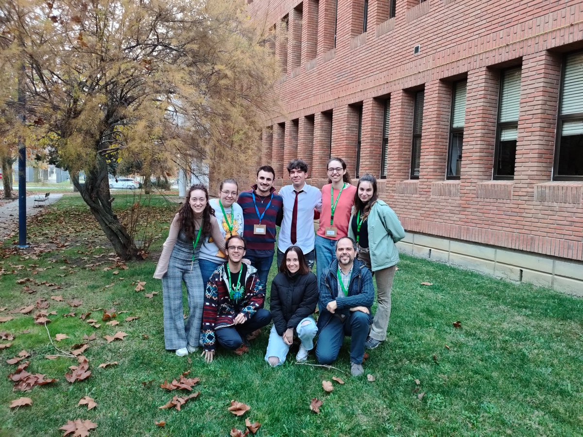 MACBherbario's tweet photo. ¡Fin de semana inolvidable en León en el IV Simposio de @OficialSebot! 🌿 La representación de @BiologiaUcm fue impresionante, con estudiantes, profesores de botánica y el equipo del @MACBherbario en acción.
Reunirse con colegas del mismo ámbito siempre resulta enriquecedor😌 https://t.co/MRNewKkFCT