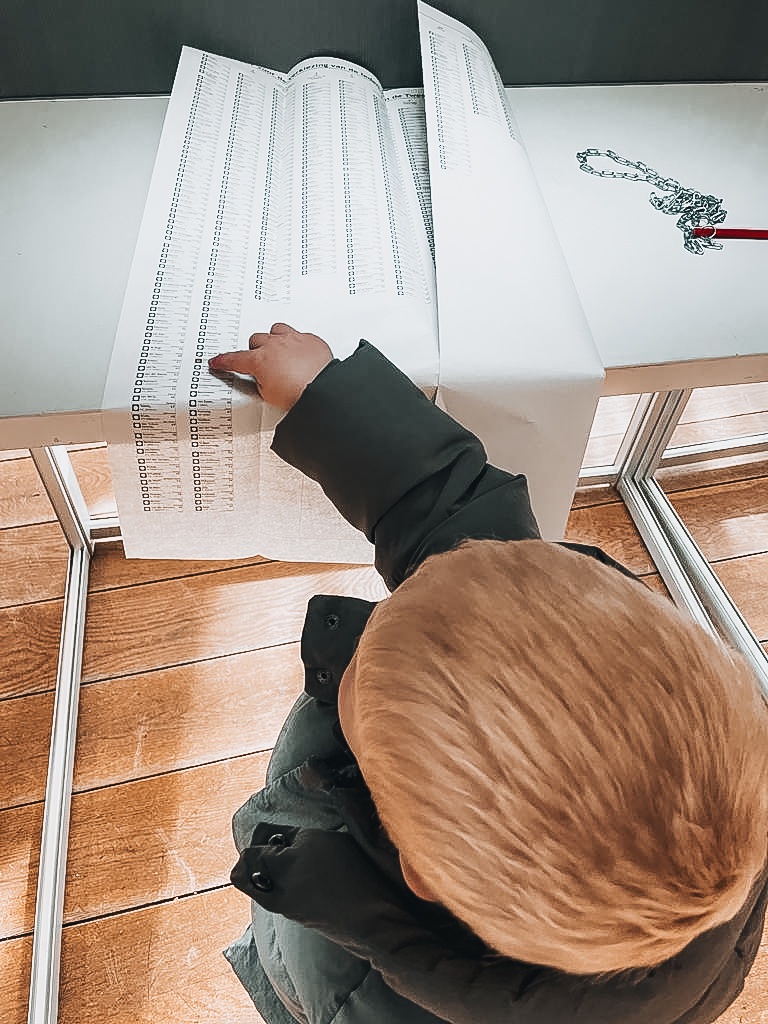 Vandaag maken we ‘n keuze voor zíjn toekomst. Voor de schone lucht in zijn longetjes, de juf voor zijn klas &amp; de aarde waarop hij hopelijk nog lang en gelukkig leeft. Dáárom sta ik bij dat liefste vingertje op de lijst van D66. En vraag ik: kies toekomst. Stem progressief! 🌎❤️🚀