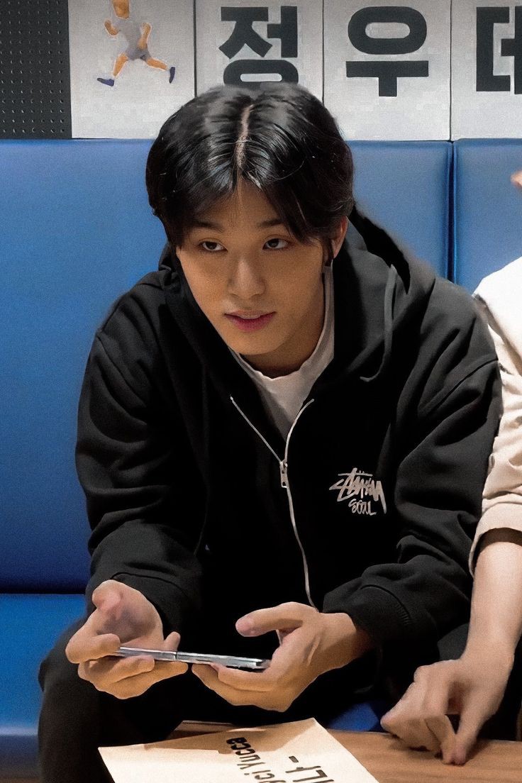 rnaixxz_'s tweet photo. jeongwoo prompt au https://t.co/Xe4CjchlCW