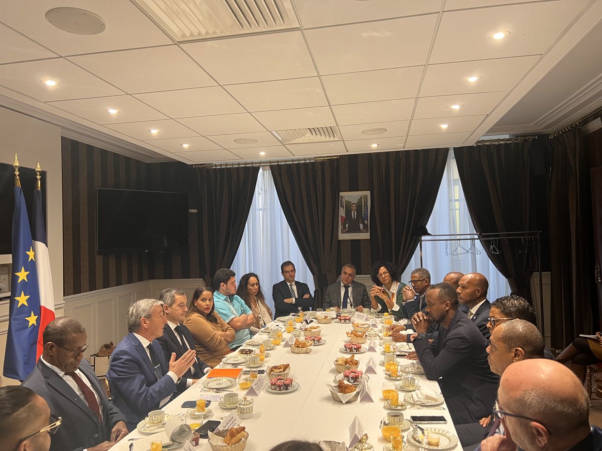 Victoire pour les députés ultramarins !
Nous avons discuté avec <a href="/GDarmanin/">Gérald DARMANIN</a> et <a href="/VigierPhilippe/">Philippe Vigier</a> de 𝐥’𝐚𝐫𝐭𝐢𝐜𝐥𝐞 𝟓𝟓 𝐝𝐮 #PLF2024. Il sera finalement retiré et réécrit pour faire bénéficier uniquement aux ultramarins l’aide au retour dans les territoires concernés !
Merci🤝