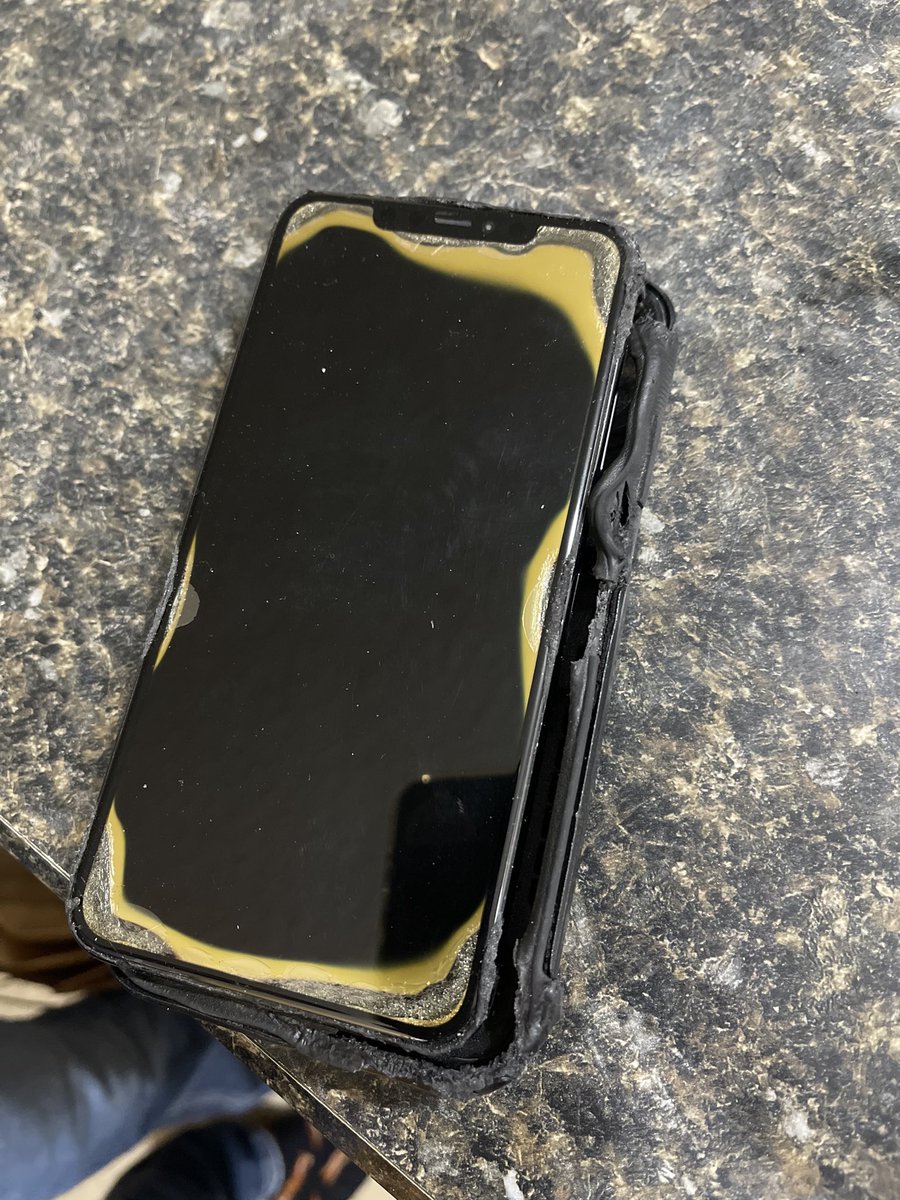 KelloutQuinn's tweet photo. @PopSockets my sister was sleep walking and put my moms phone in the microwave and the only thing that didn’t melt was the popsocket! I’m completely shook!! Popsockets are the best and indestructible! https://t.co/hYIWOKfub1