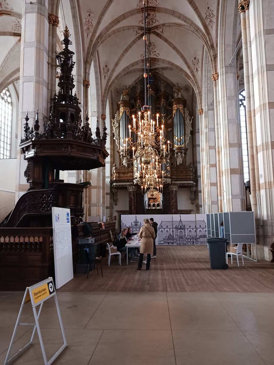 Paul Guldemond (@paulguldemond) on Twitter photo In vrijheid kunnen stemmen is een recht; mogen stemmen in het #Academiehuis is een voorrecht. 
#verkiezingsdag #feestjevandedemocratie. In vrijheid kunnen stemmen is een recht; mogen stemmen in het #Academiehuis is een voorrecht. 
#verkiezingsdag #feestjevandedemocratie.