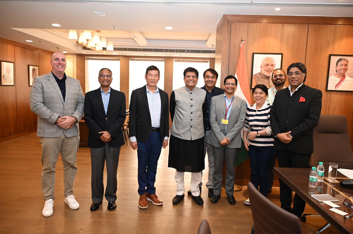 Minister @PiyushGoyal met Mr. Tsung Yuan Chang, Chairman of the Hong Fu Industrial Group, Taiwan. Discussed how India's flourishing footwear industry presents the perfect opportunity for the group to collaborate & expand its presence in the country.
