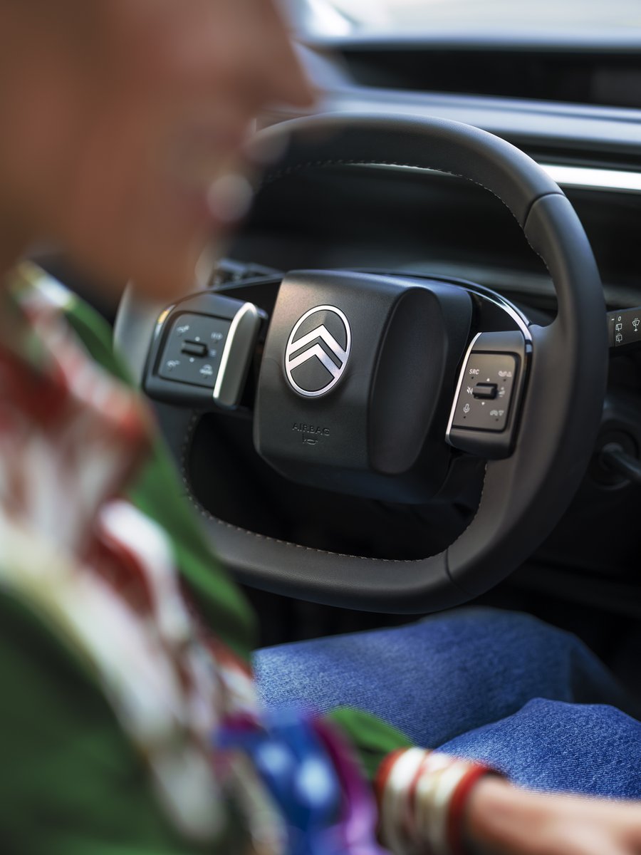 AutomotorSL's tweet photo. FÁCIL VIDA ELÉCTRICA gracias al pack de baterías de 44 kWh que proporciona hasta 320 km de autonomía WLTP, y a la recarga rápida de 100 kW CC del 20 % al 80 % de su capacidad en tan solo 26 minutos. https://t.co/bEuGCHuV6l