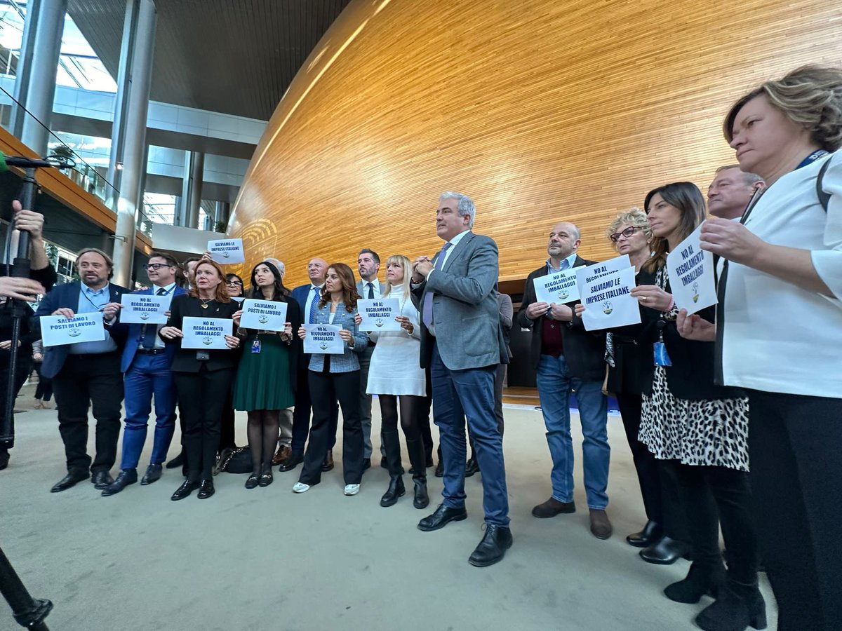 No al regolamento #imballaggi! Al PE in protesta contro un provvedimento ideologico, che rischia di distruggere imprese e cancellare posti di lavoro in un settore in cui l’🇮🇹 è leader in Ue, col rischio peraltro di aumentare l’impatto ambientale. Geniale. @Lega_gruppoID