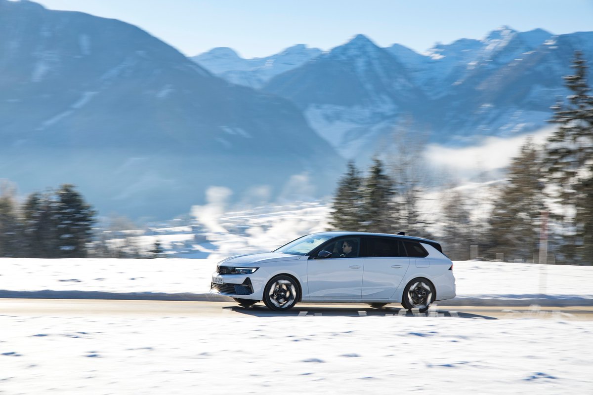 giauto_gipuzkoa's tweet photo. Máximo control y estabilidad para tus escapadas a la montaña con los modelos Gse de Opel, pero… ¡cuéntanos con cuál te quedas! ¿Opel Astra Sport Tourer Gse o Opel Grandland Gse?⚡️. #opel #Giauto #Donostia #Olaberria #Bergara #Irun #Gipuzkoa https://t.co/vmBYv81LI7