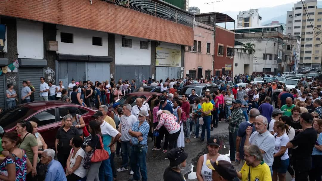 Hoy, hace un mes, recibí #ElMandato de más de 2,5 millones de venezolanos: liderar una fuerza ciudadana sin precedentes para derrotar a Maduro en 2024. Todos tenemos que activarnos desde ya. 

Tengo un mensaje para ti. Atentos a mis redes a las 12 del mediodía.
Cuentas conmigo;