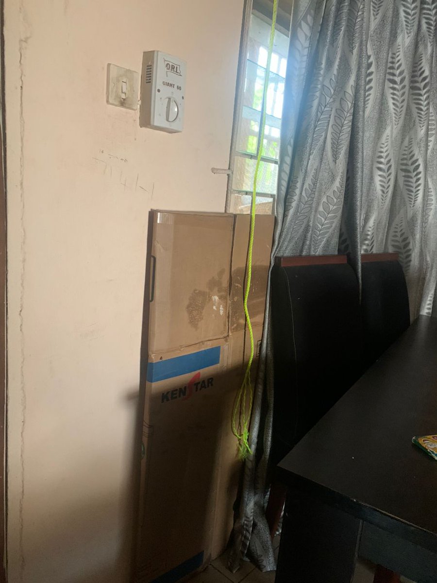 IamBeeordun's tweet photo. This curtain rope that isn't strong at all 
Currently, the husband is on the run with the kids after he was released from police custody pending further investigation. https://t.co/nV1p0Z2viB