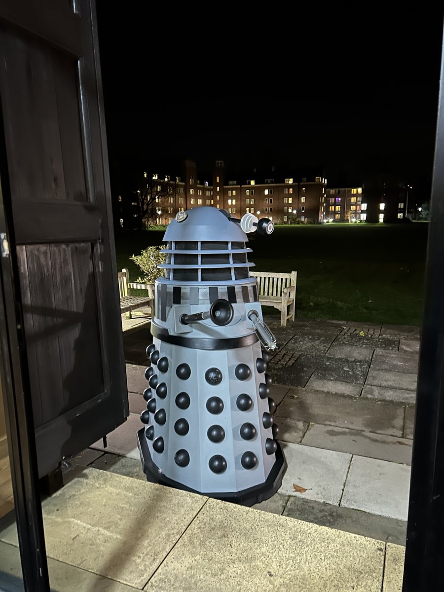HomertonCollege's tweet image. It's bigger on the inside! Last night Homerton College had a Formal Hall in celebration the 60th anniversary of long-running sci-fi TV series #DoctorWho. The party in space and time featured a life-size Tardis and 'living' dalek. #DoctorWho60 bit.ly/3MUaH5C