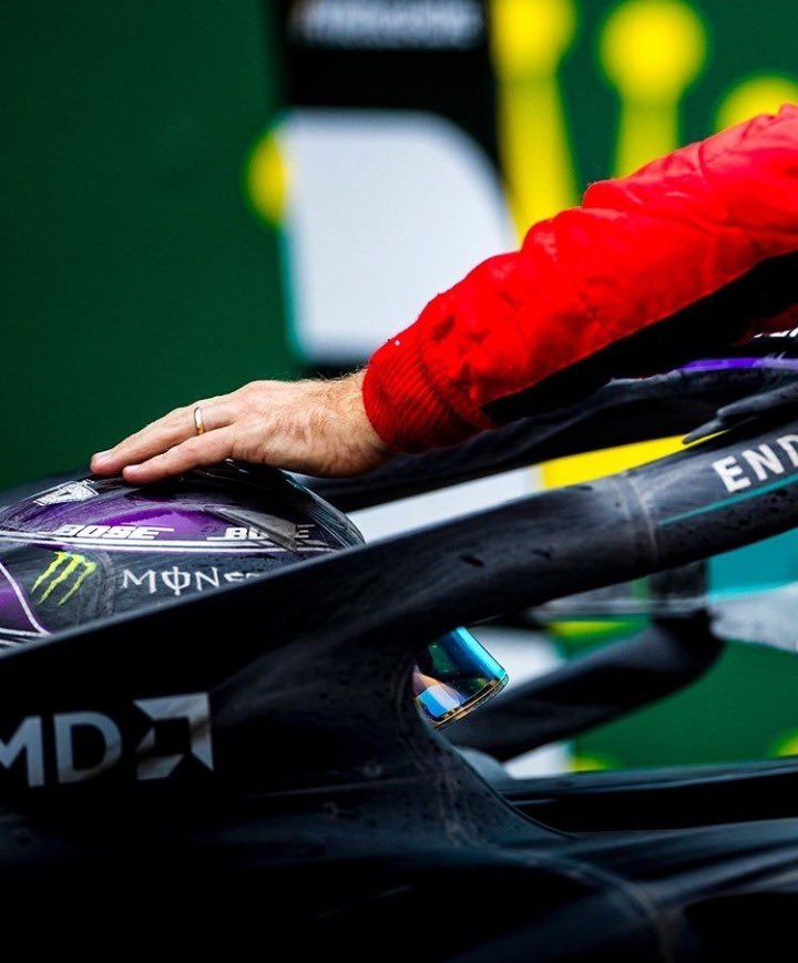 sedici44's tweet photo. the hands on the helmet and chin they’re so 🥺 https://t.co/K2OXZaEvxO