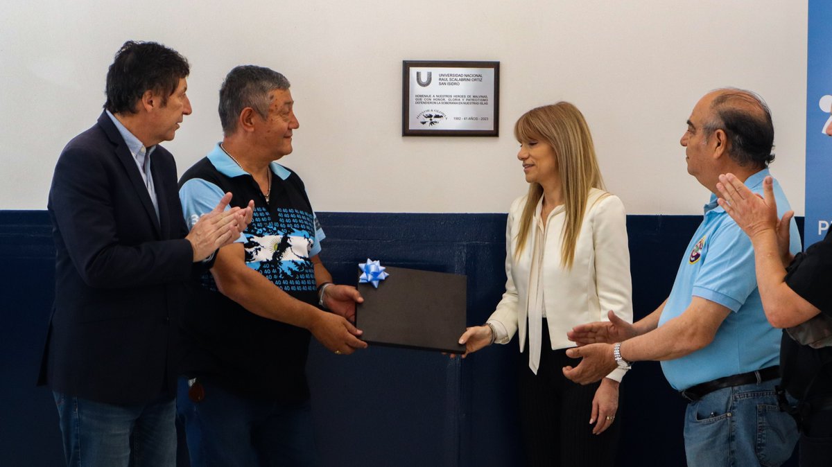 gustavoposse's tweet photo. Nuestros Héroes de Malvinas, siempre presentes. 🇦🇷

Junto a ellos, sus familiares y bajo el Programa de Derechos Humanos de la @Unsanisidro descubrimos una placa en honor a quienes defendieron la soberanía de nuestras islas.

Las Malvinas son y serán  Argentinas https://t.co/bCdHZ5idof
