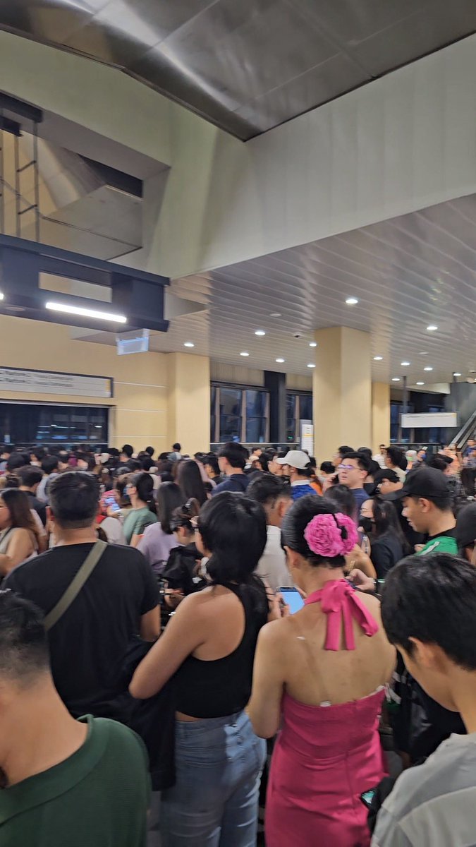 ProFisher11's tweet photo. Hi coldplay I stuck in sea of ppl who come to see u all.. have a great show tonight.. https://t.co/vI9zIbDQbm