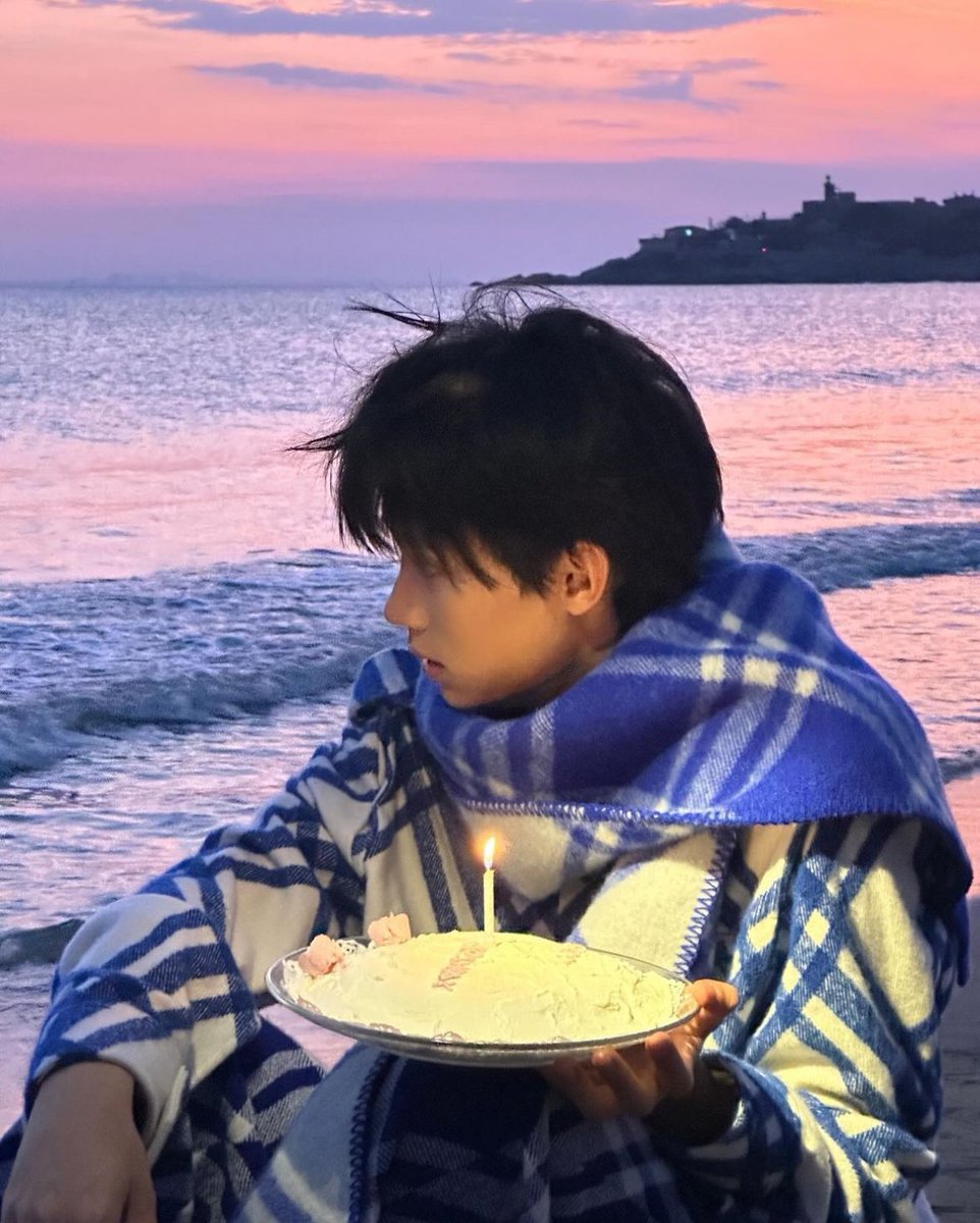 生日快乐, 周翊然。
생일축하해, 주익연。

이 세상 그 누구보다 
더 많은 축하를 받은 
행복한 하루였길 바라♥ 

#周翊然1122生日快乐
#ZhouYiran #주익연 #周翊然