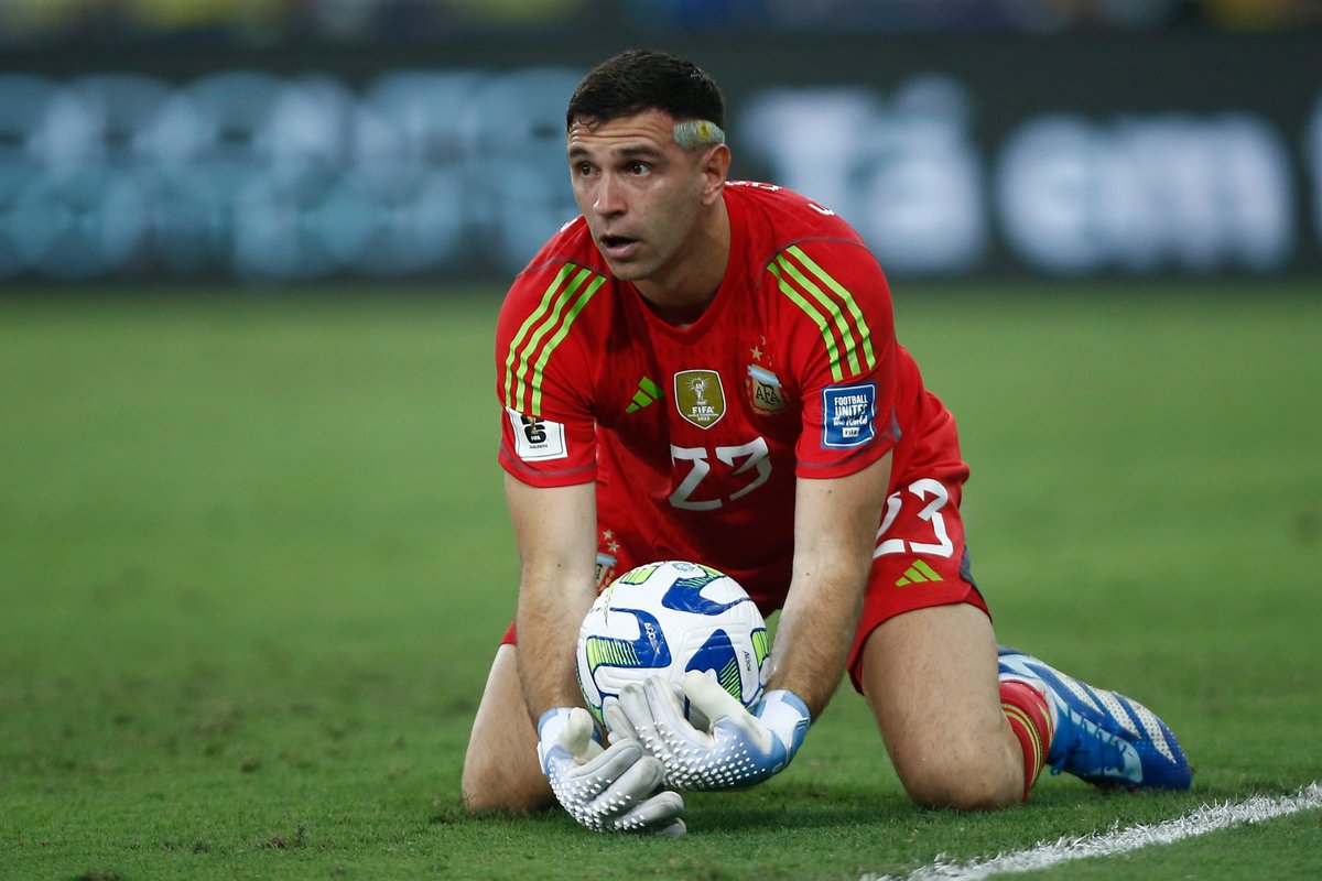 sportv's tweet photo. VERDADEIRO ou FALSO? ✅❌

Dibu Martínez é o melhor goleiro do mundo atualmente? 🇦🇷🧤

📷: Getty Images

#EliminatoriasNoSportv https://t.co/vVIs8skPYr