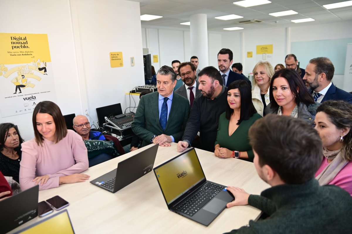 JuntaGranada's tweet photo. La localidad de Armilla estrena Punto @VuelaGuadalinfo, con la asistencia del delegado del Gobierno, @agranados6957, quien ha acompañado al consejero de @InteriorJunta, @antoniosanz encargado de la inauguración de este nuevo centro https://t.co/2Gr7LFPrvP