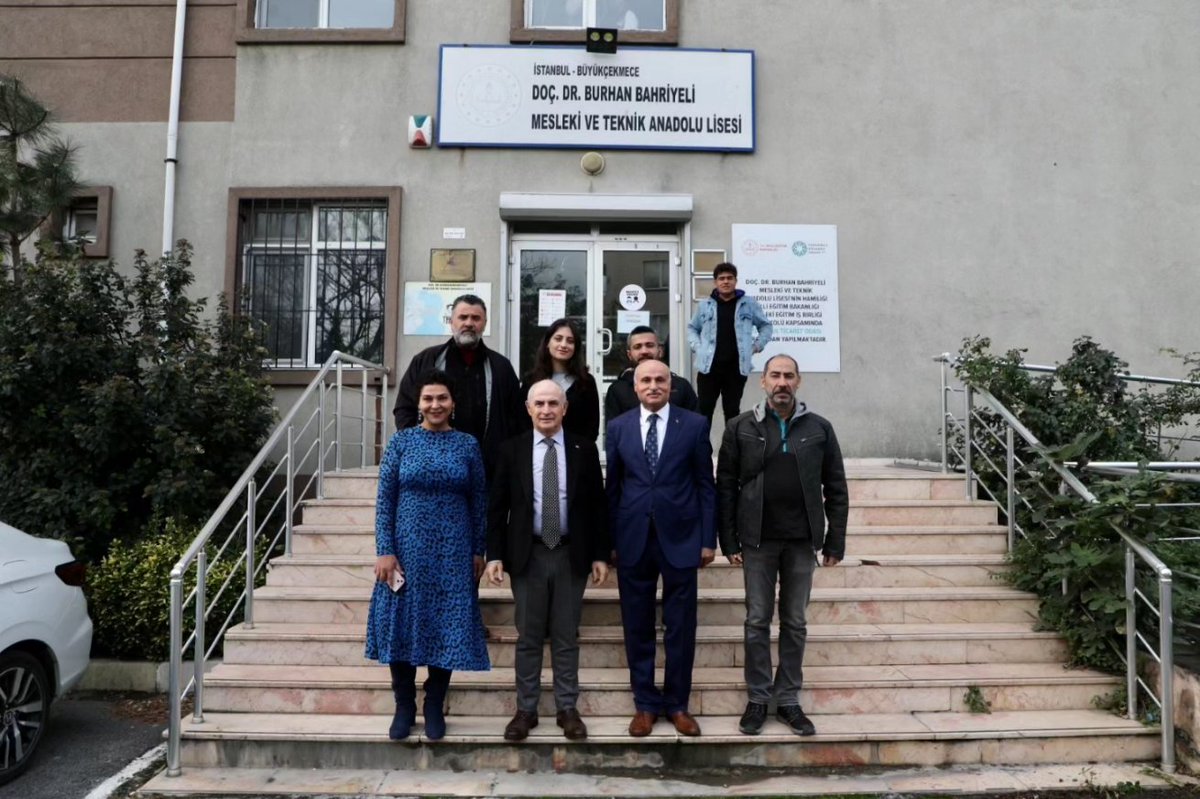 Ayşe Erkan Kız Anadolu İmam Hatip Lisesi, Doç. Dr. Burhan Bahriyeli Mesleki ve Teknik Anadolu Lisesi ve Mimarsinan İlkokulu’nu ziyaret ederek, okul yöneticilerimiz, öğretmenlerimiz ve öğrencilerimizle bir araya geldik.

Geleceğimizin teminatı olan çocuklarımızın yarınlara güvenle