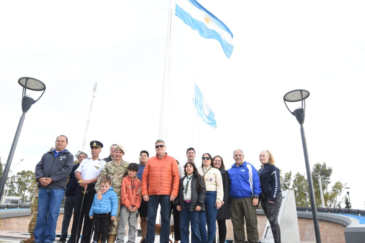 Geraneuquen's tweet photo. El #Orgullo de nuestras insignias 🇦🇷🇦🇷🇦🇷. #IzamosJuntos @Ejercito_Arg https://t.co/B5oLgL8HIg